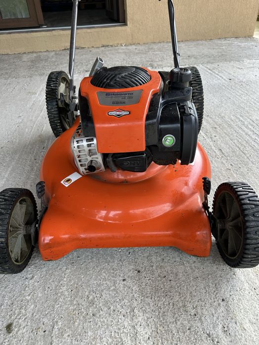 Masina de tuns gazonul pe benzina Husqvarna LC 153, 3 CP, 150 CC, 53 cm latime lucru, 56.6 l sac colector