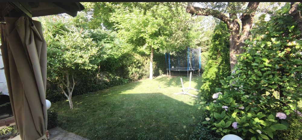 Къща с басейн и просторен двор в с. Скравена.