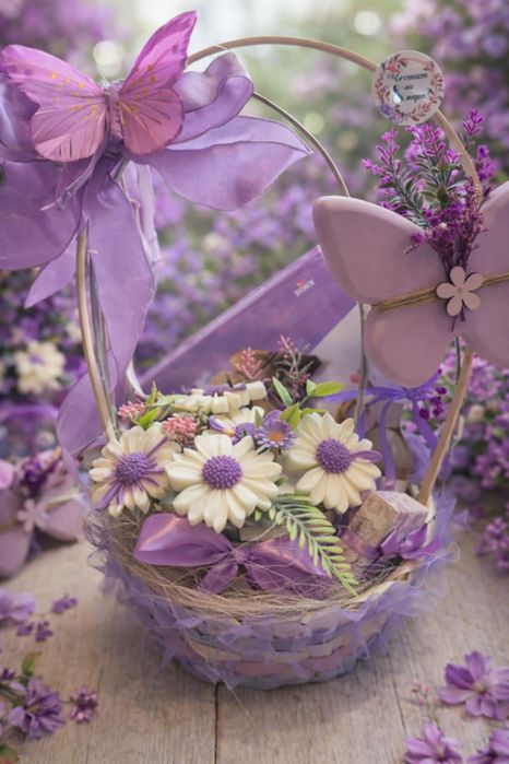 Подаръчни кошници и цветя от соев восък