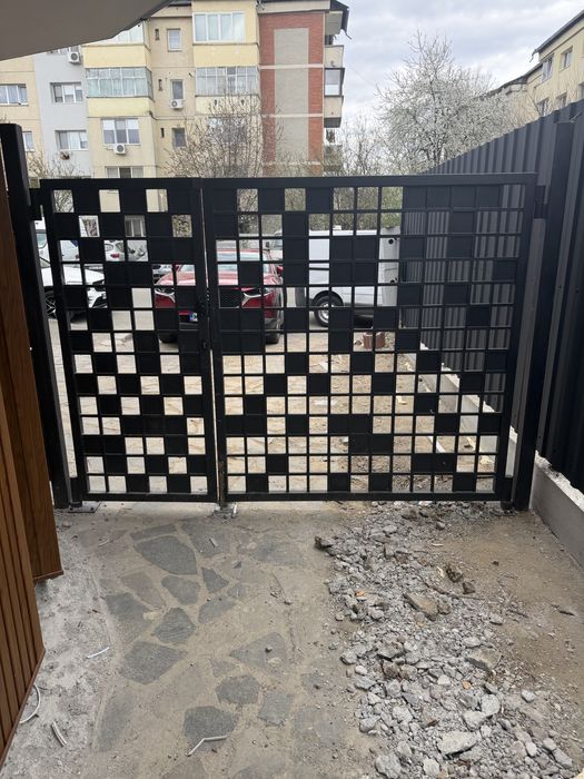 Poarta fier  270/170 .stalpi 80 .Baia Mare