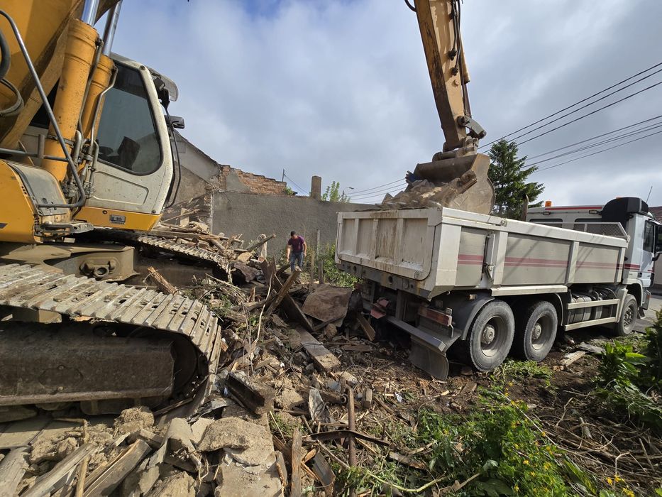 Demolari : case/pereți ,Decopertari : gresie/faianța, Transport Moloz