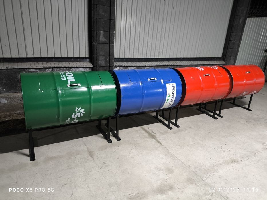 Мусорный бак из бочек