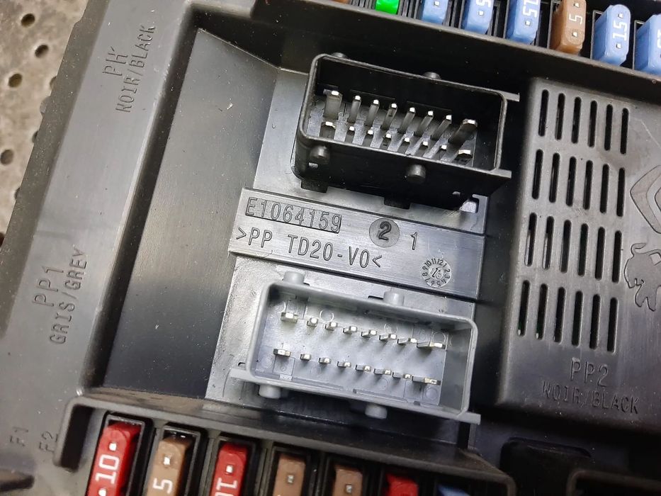 panou sigurante 1.2 vti 8f02 peugeot 208 2015  9807531680