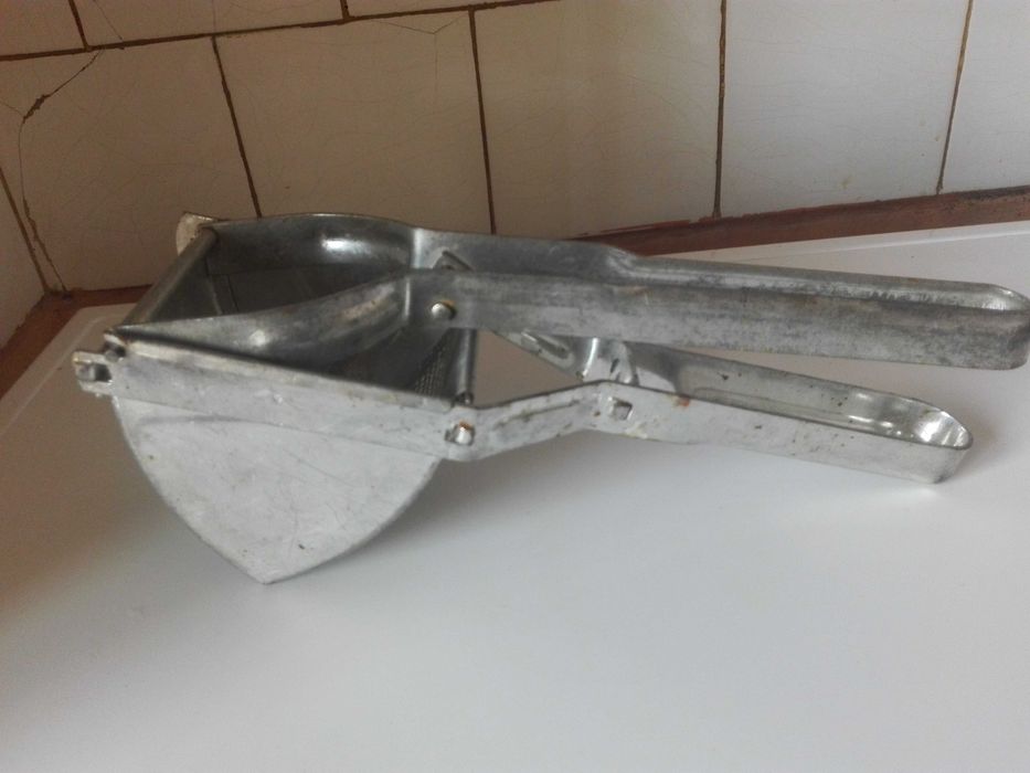 Ръчна дрелка (маткап) , пулверизатор и преса за картофи..