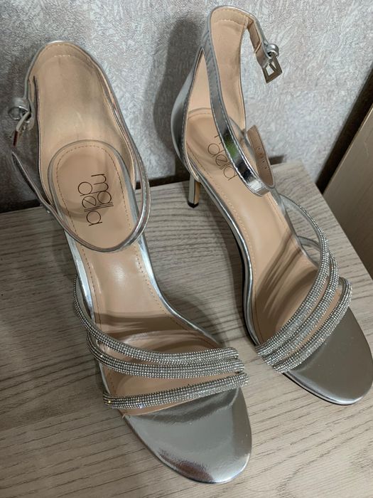 Серебристые каблуки