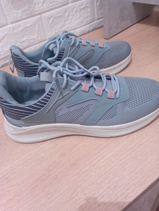 Продам кроссовки 42 размера