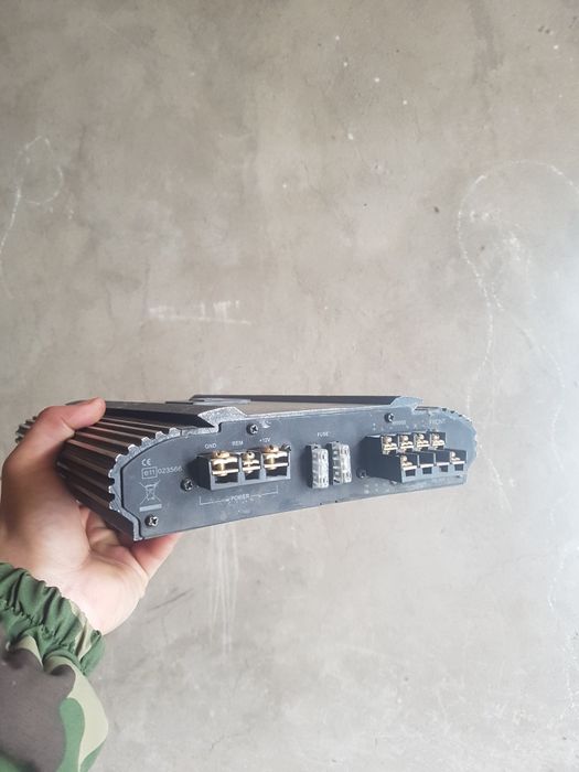 Уселител JBL Четырех Калналный 2000 ват