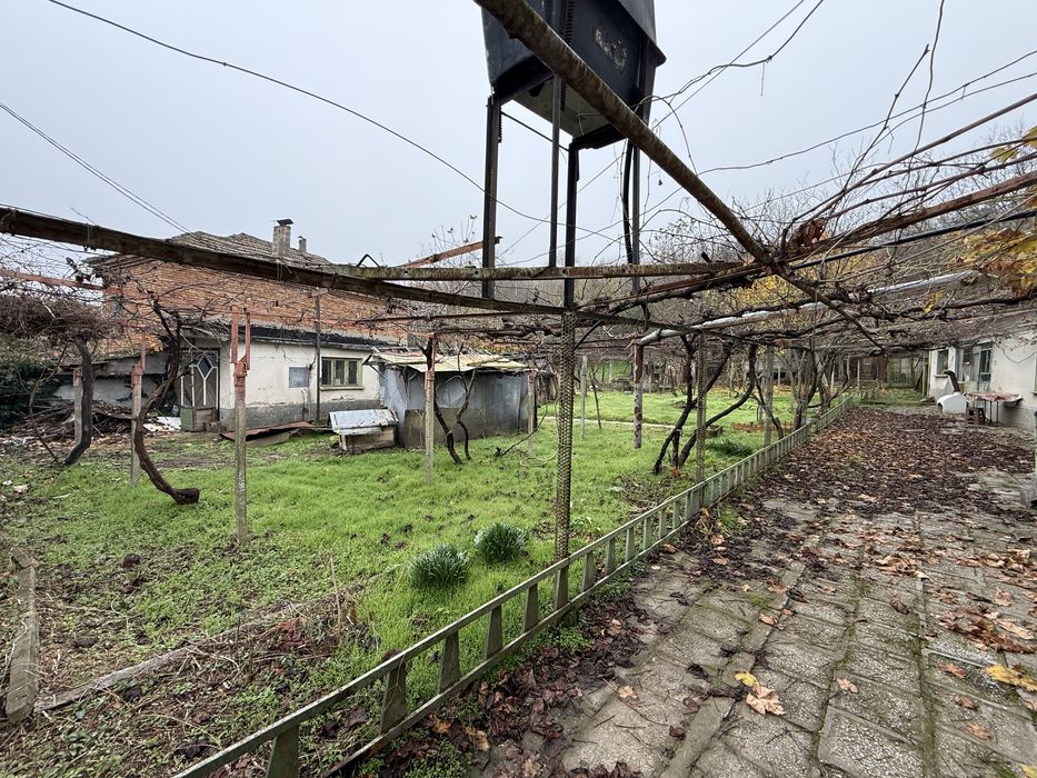 Къща с гараж равен и голям Двор!