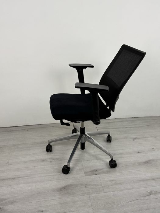 Ергономичен офис стол Sedus с синхронен механизъм и мрежеста облегалка