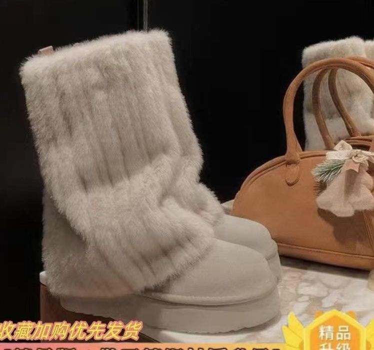 Красивые бежевые угги