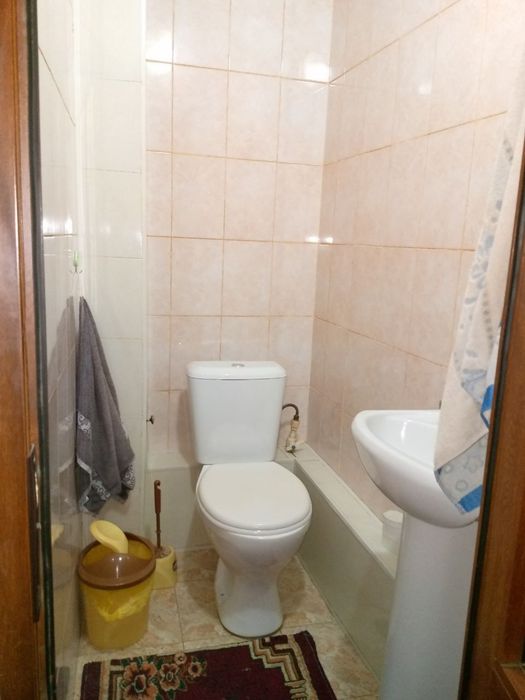 1 гор больница. 3 хона 2 чи этаж. 600.у.е+ маклер