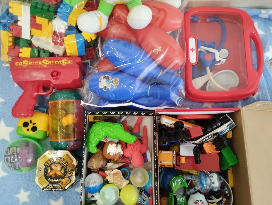 Кашон с  много играчки