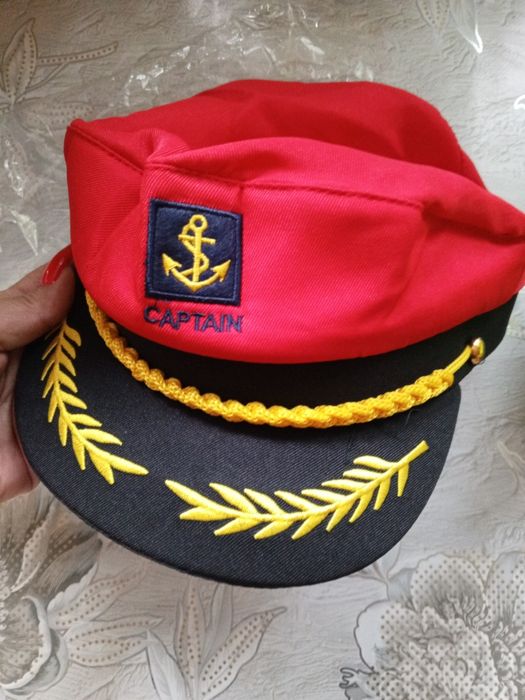 Фуражка капитана, красная, чёрная, белая в наличии