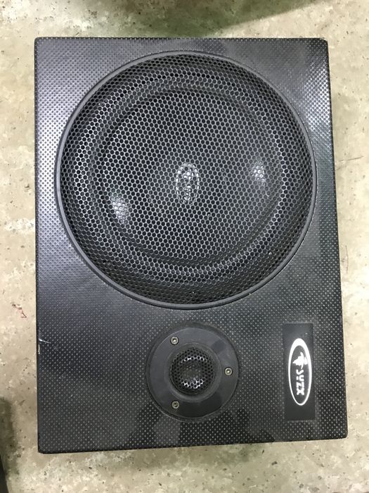 сабвуфер под сиденье