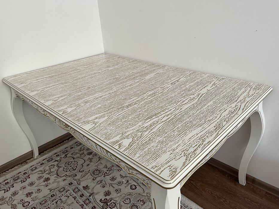 Стол со стулями для гостинной