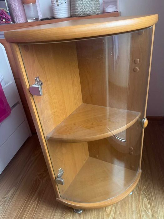 Продавам Ъглов шкаф