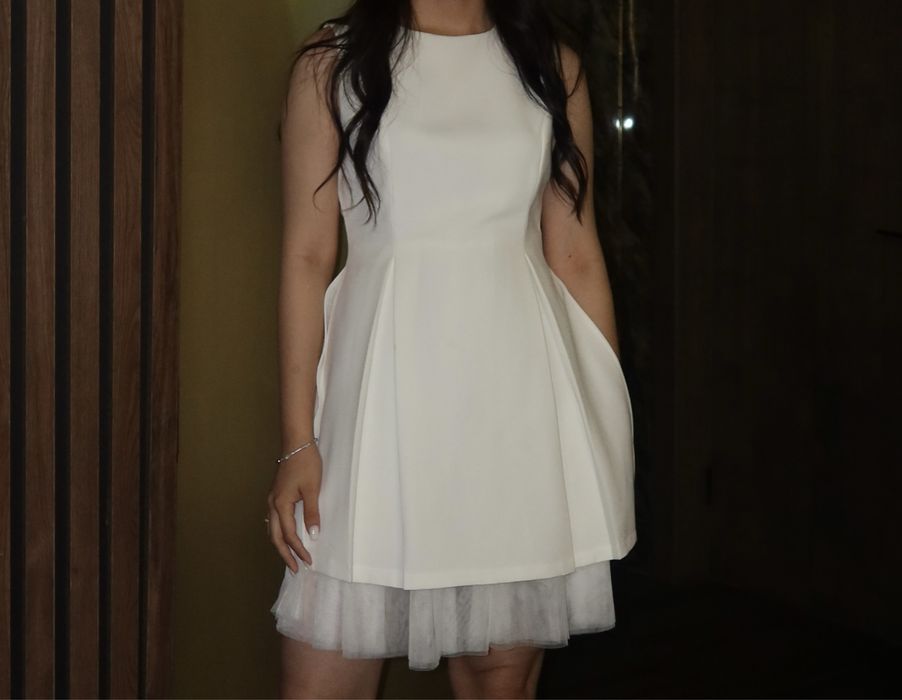 Элегантное белое платье