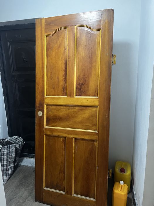 Отдам две двери. Дерево. Размер 80х200 без корпуса.