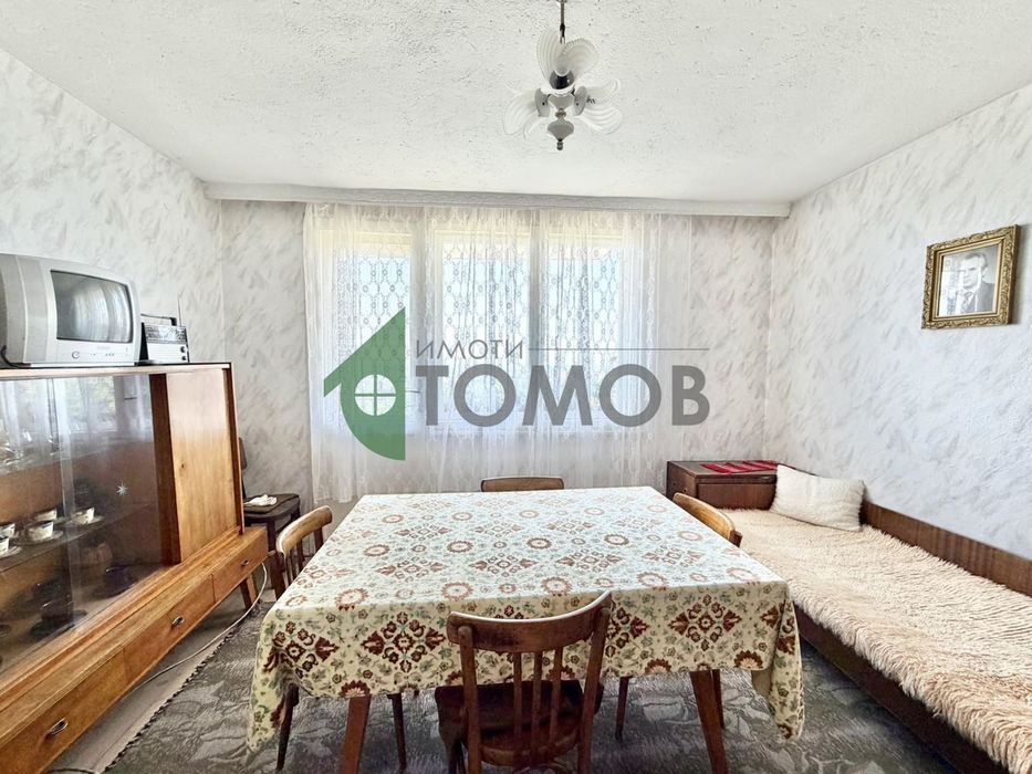 Къща с двор и прекрасна гледка в китното село Дълбоки