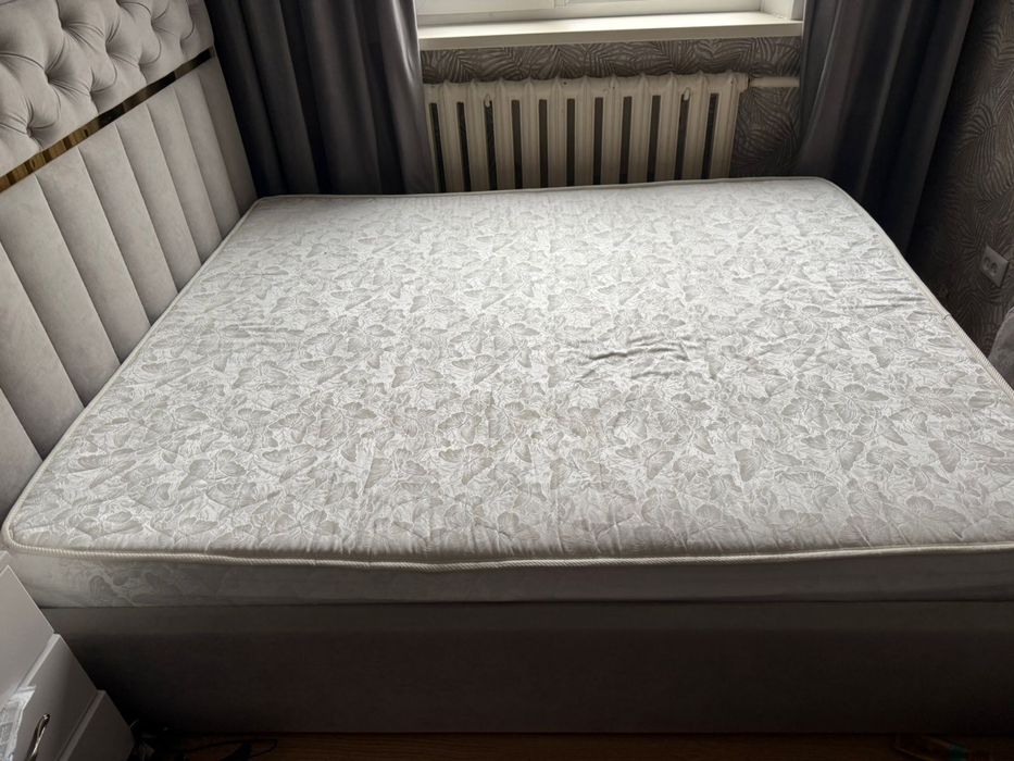 Кровать двухспальная.