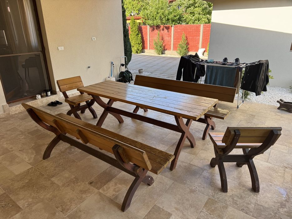 Set mobilier terasă din lemn masiv – masă + 2 bănci + 2 scaune (8–10 persoane)