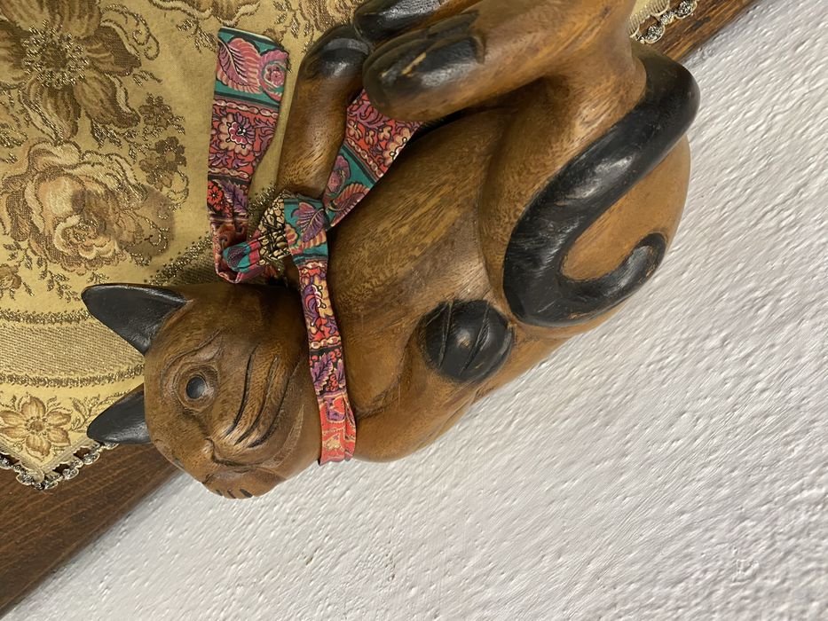 Стара балийска фигура от тик