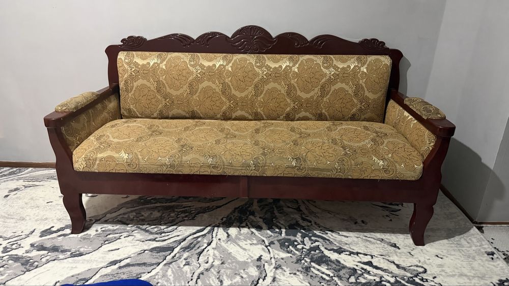 Klassik divan sotiladi — holati yaxshi