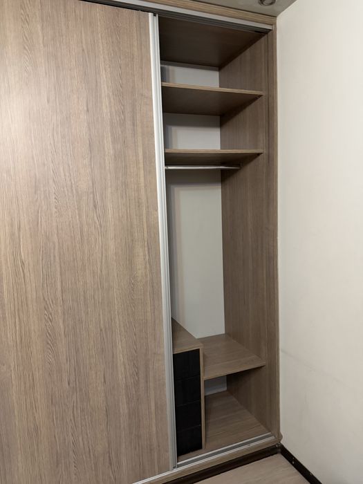 Dressing modern din PAL cu finisaj în nuanță de stejar și uși glisante cu rame metalice