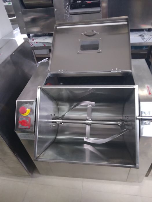 Тестомесачки Месобъркачки от два различни производители