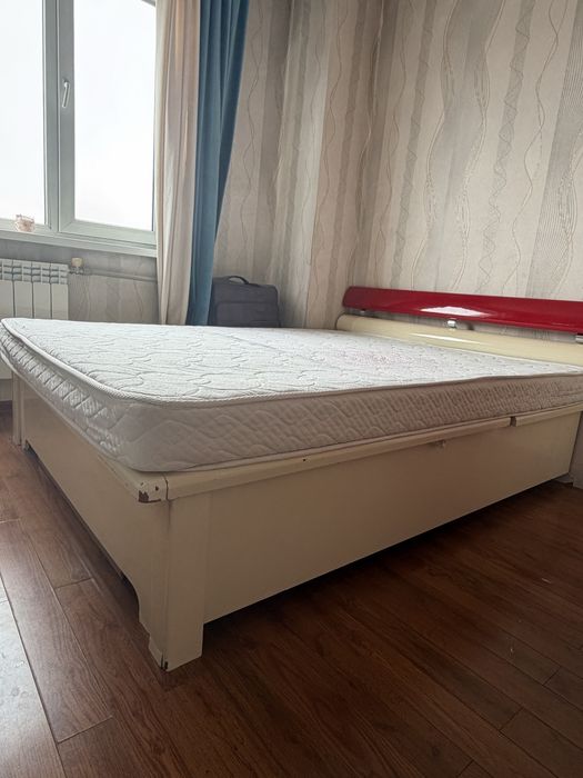Кровать с матрасом