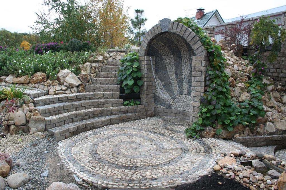 Декоративная нарезка из бетона в ландшафтном дизайне.