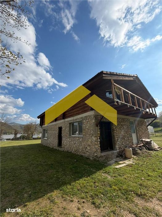 Cabana din piatra de codru si busteni pe Clisura Dunarii, Caraș-S