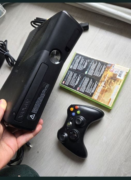Consola Xbox 360 S Slim HDD 250Gb controller Wirless +joc Gears of War