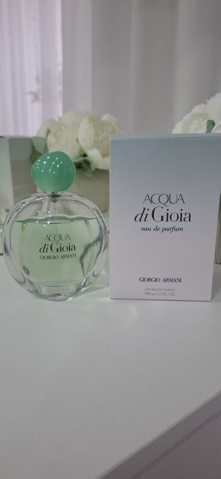 Продам парфюмерную воду.