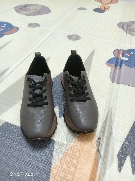 Продаются   кожаный кроссовка