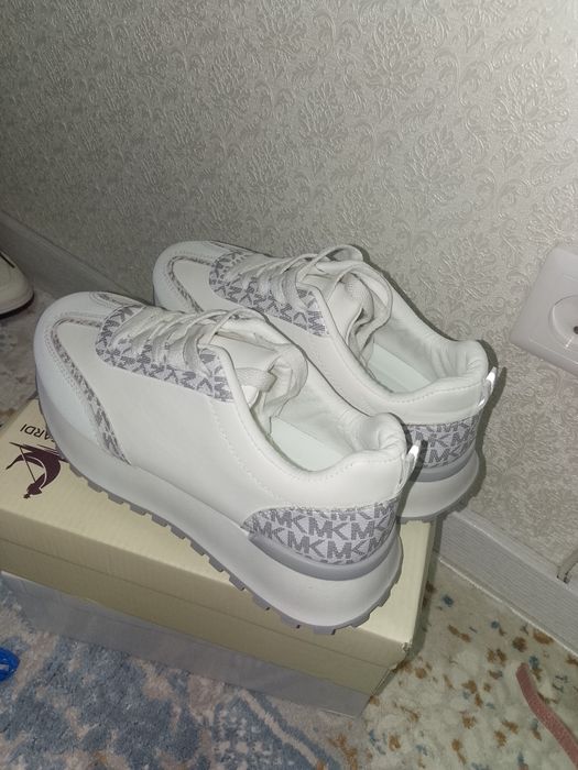 Продам новые кроссовки размер 36