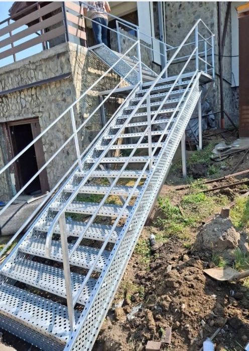 Scari zincate de exterior