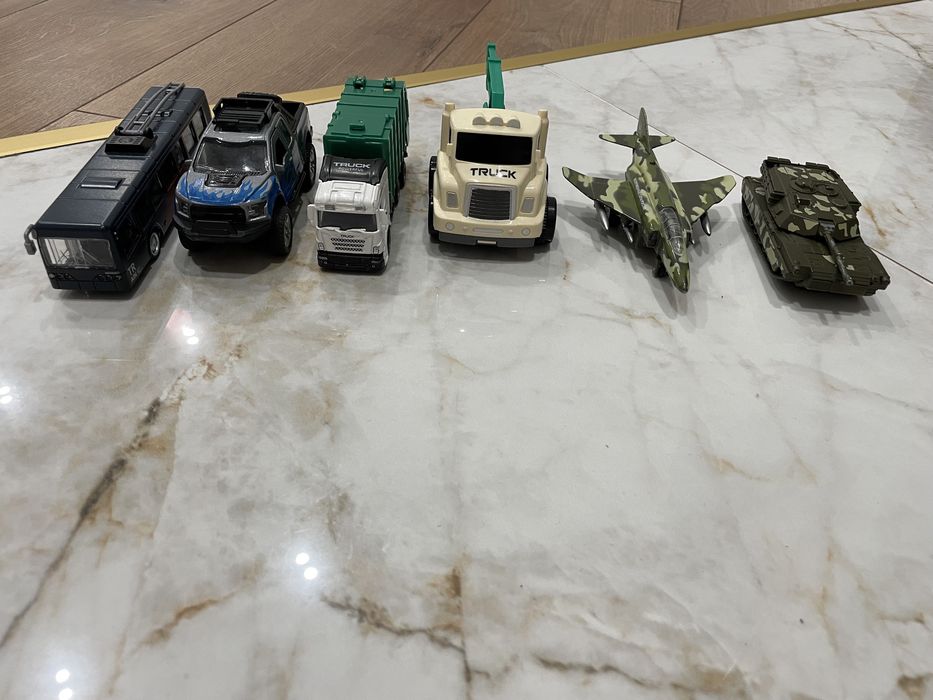 Продаются машинки не новые hot wheels