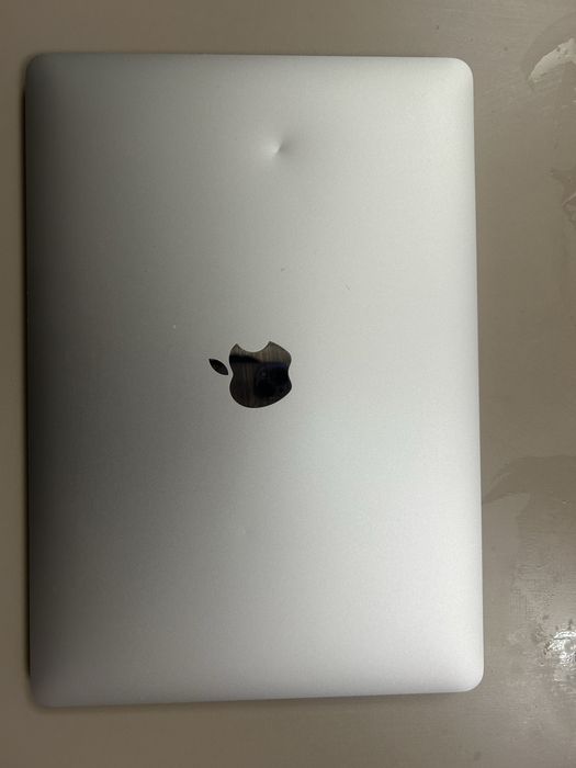 Macbook Air M1 sotiladi.