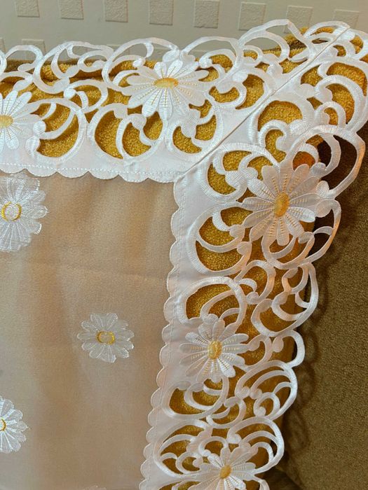 Кружевная скатерть-салфетка 90х90 см, вышитая перфорированная