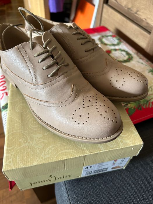 Продавам нови дамски обувки