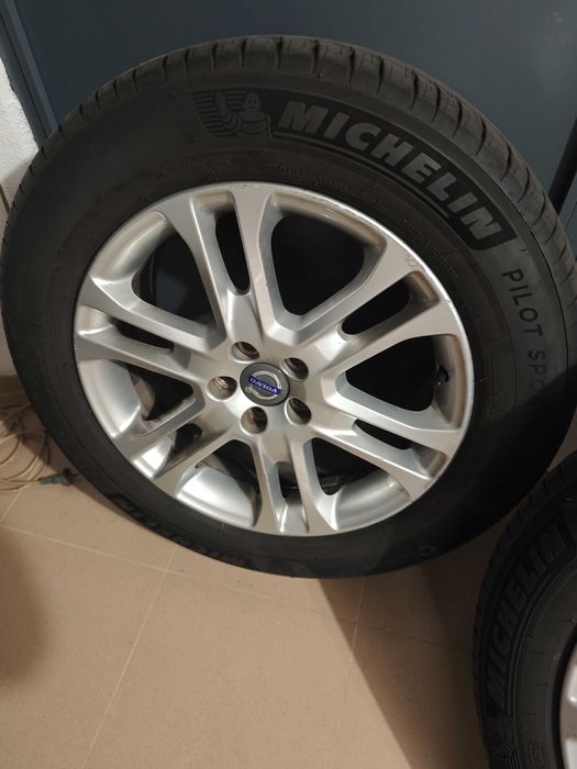 Гуми с джанти Michelin Pilot Sport 4 SUV 235/60 от Волво XC60.