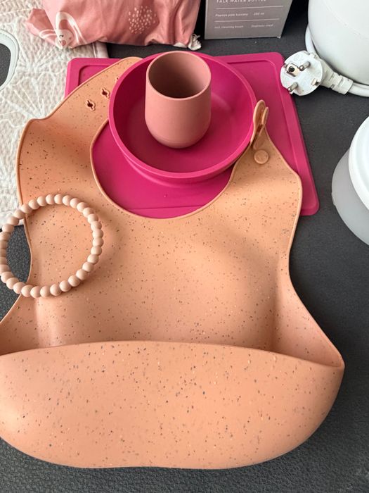 Сет чинийка с вакуум и чашка EZPZ, лигавник и чесалка за зъби Mushee