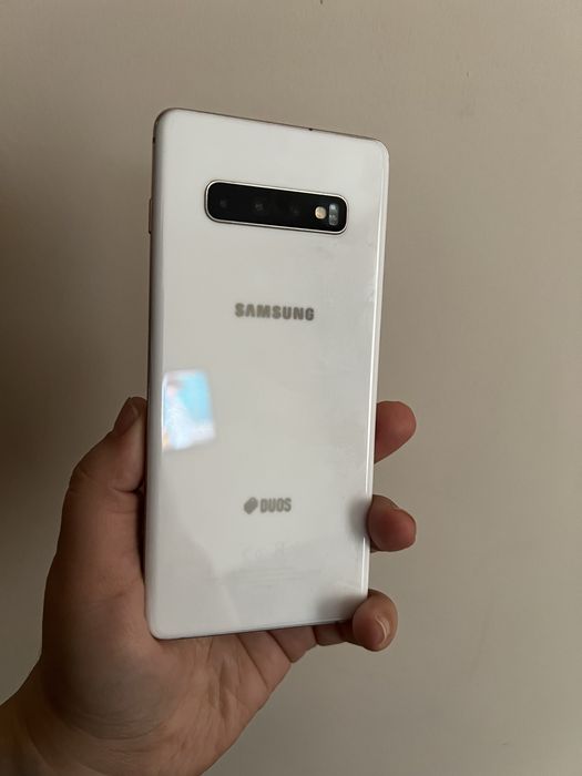 Samsung Galaxy S10+ и станция за безжично зареждане