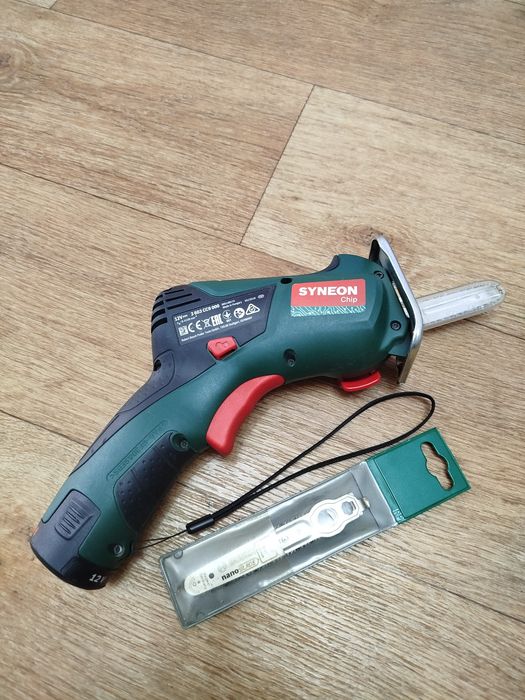 Цепная пила Bosch.