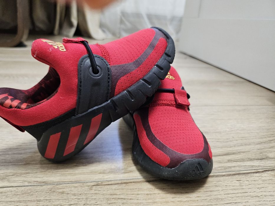 Adidasi Adidas rosii