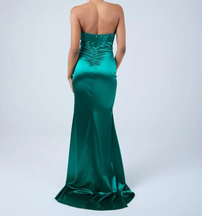 Шикарное вечернее платье.