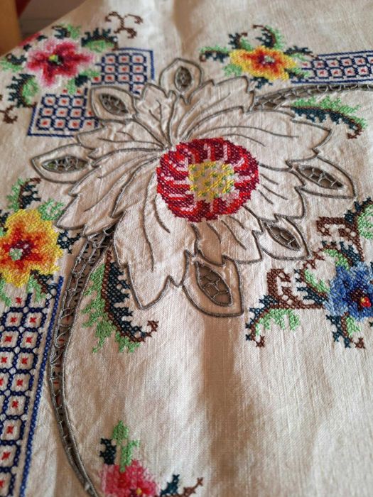 Ленена ръчно бродирана покривка