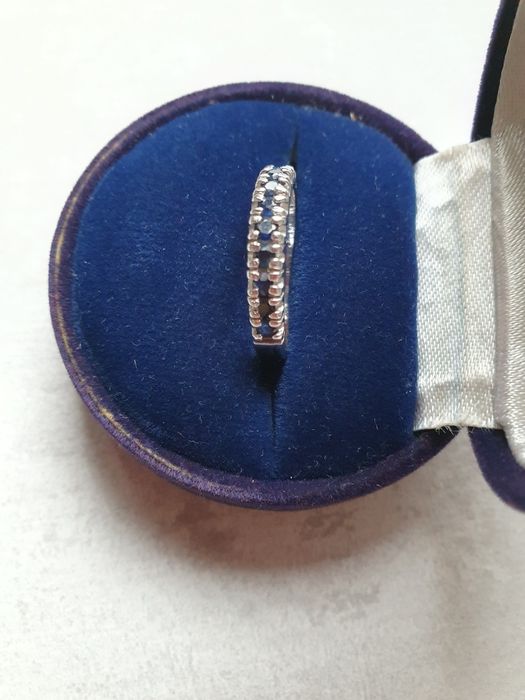 Продам серебряное кольцо с сапфирами