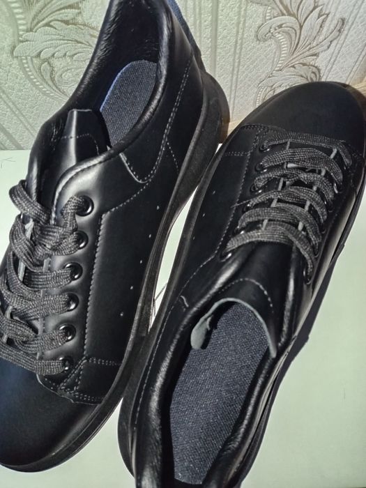 Кроссовки женские